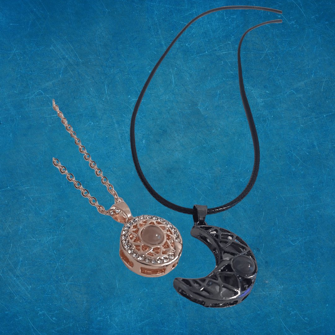 Collar Sol y Luna Proyección 100 Idiomas B. & Rose - Diversa Colección