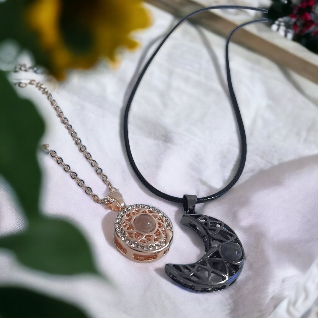 Collar Sol y Luna Proyección 100 Idiomas B. & Rose - Diversa Colección