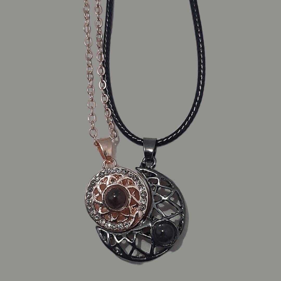 Collar Sol y Luna Proyección 100 Idiomas B. & Rose - Diversa Colección
