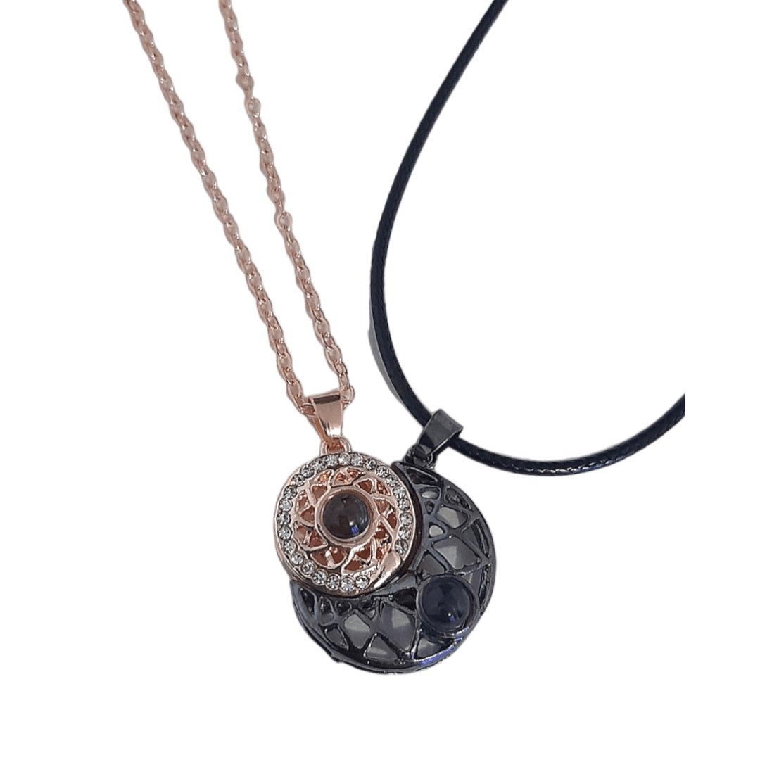 Collar Sol y Luna Proyección 100 Idiomas B. & Rose - Diversa Colección
