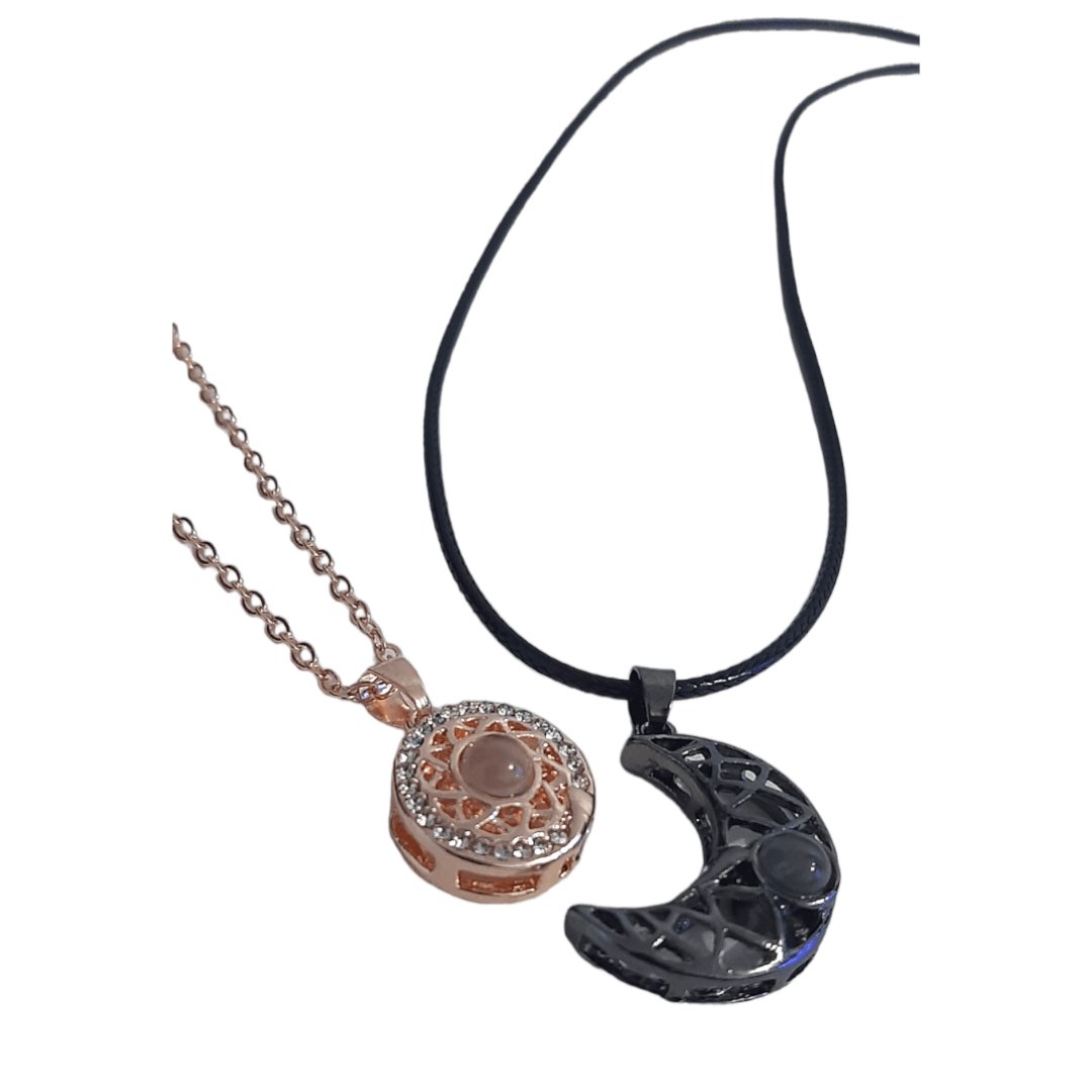 Collar Sol y Luna Proyección 100 Idiomas B. & Rose - Diversa Colección
