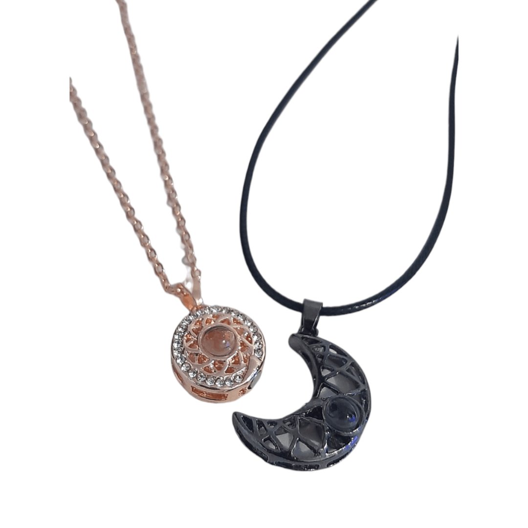 Collar Sol y Luna Proyección 100 Idiomas B. & Rose - Diversa Colección