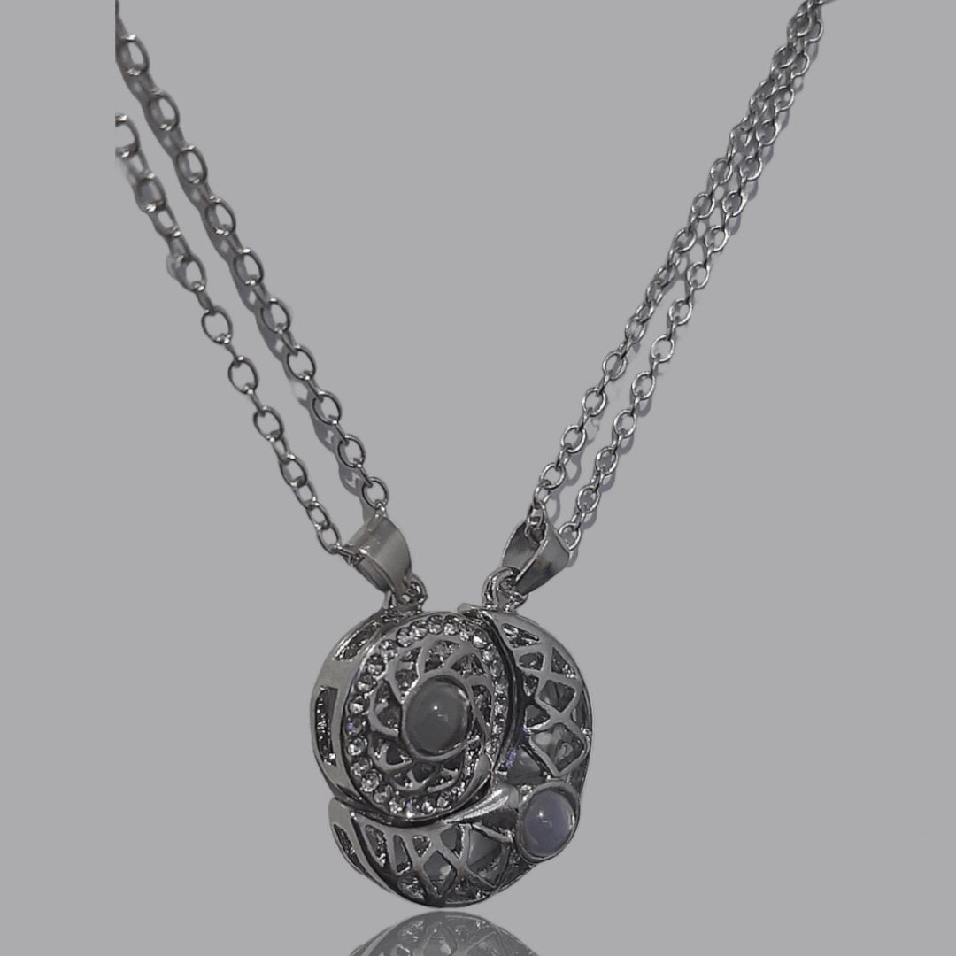 Collar Sol y Luna Proyección 100 Idiomas Plateado - Diversa Colección