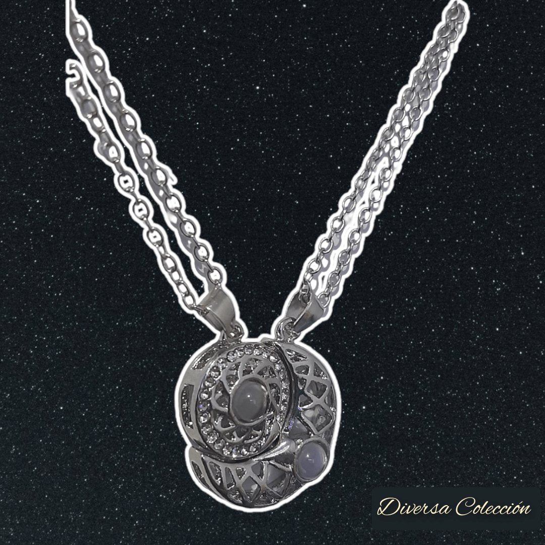 Collar Sol y Luna Proyección 100 Idiomas Plateado - Diversa Colección