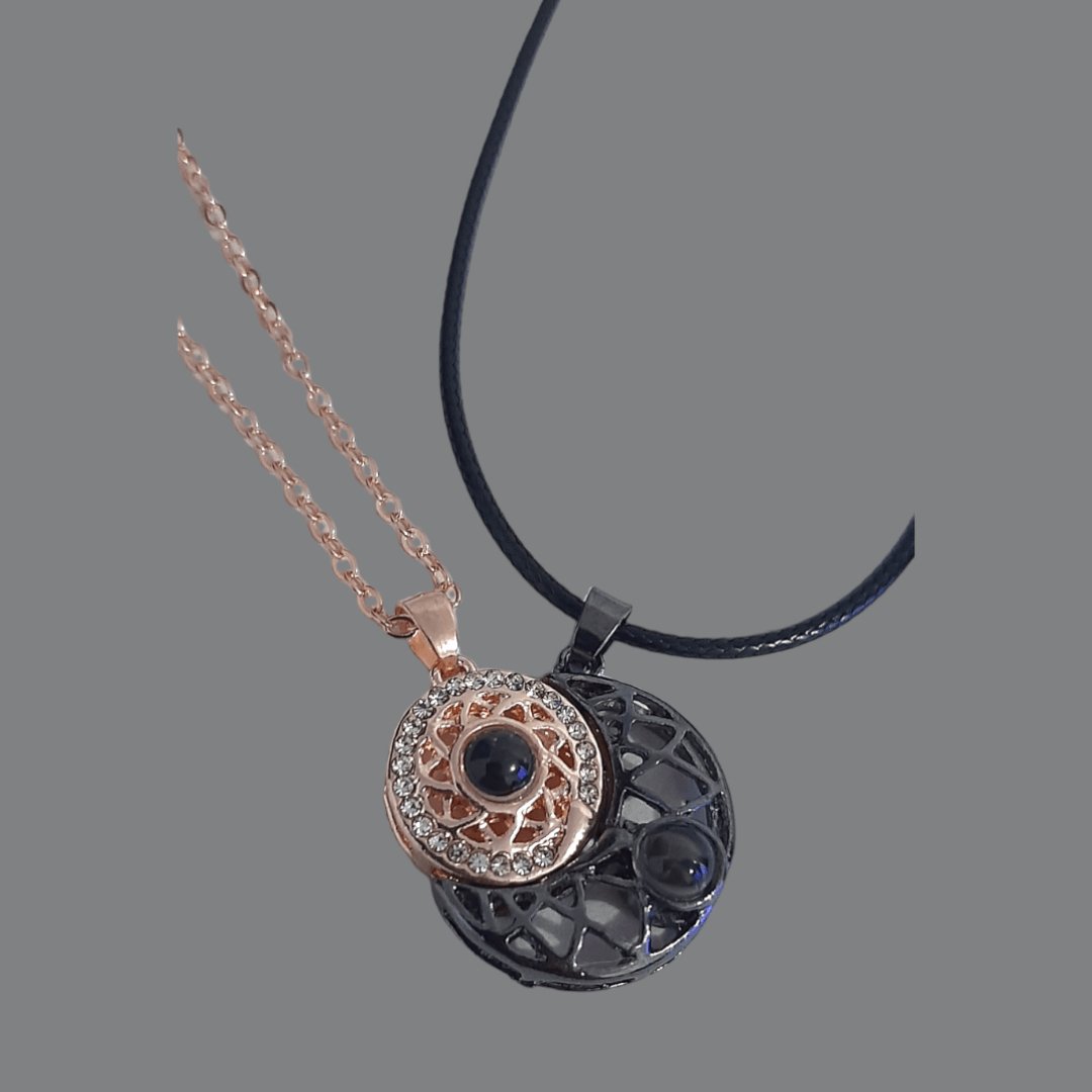 Collar Sol y Luna Proyección 100 Idiomas B. & Rose - Diversa Colección