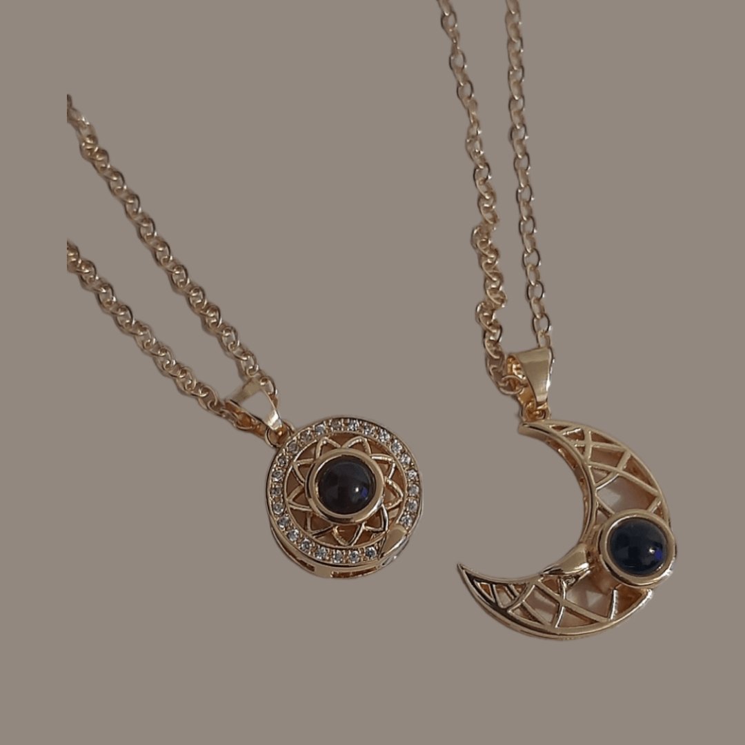 Collar Sol y Luna Proyección 100 Idiomas Gold - Diversa Colección