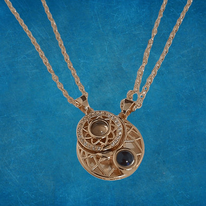 Collar Sol y Luna Proyección 100 Idiomas Gold - Diversa Colección