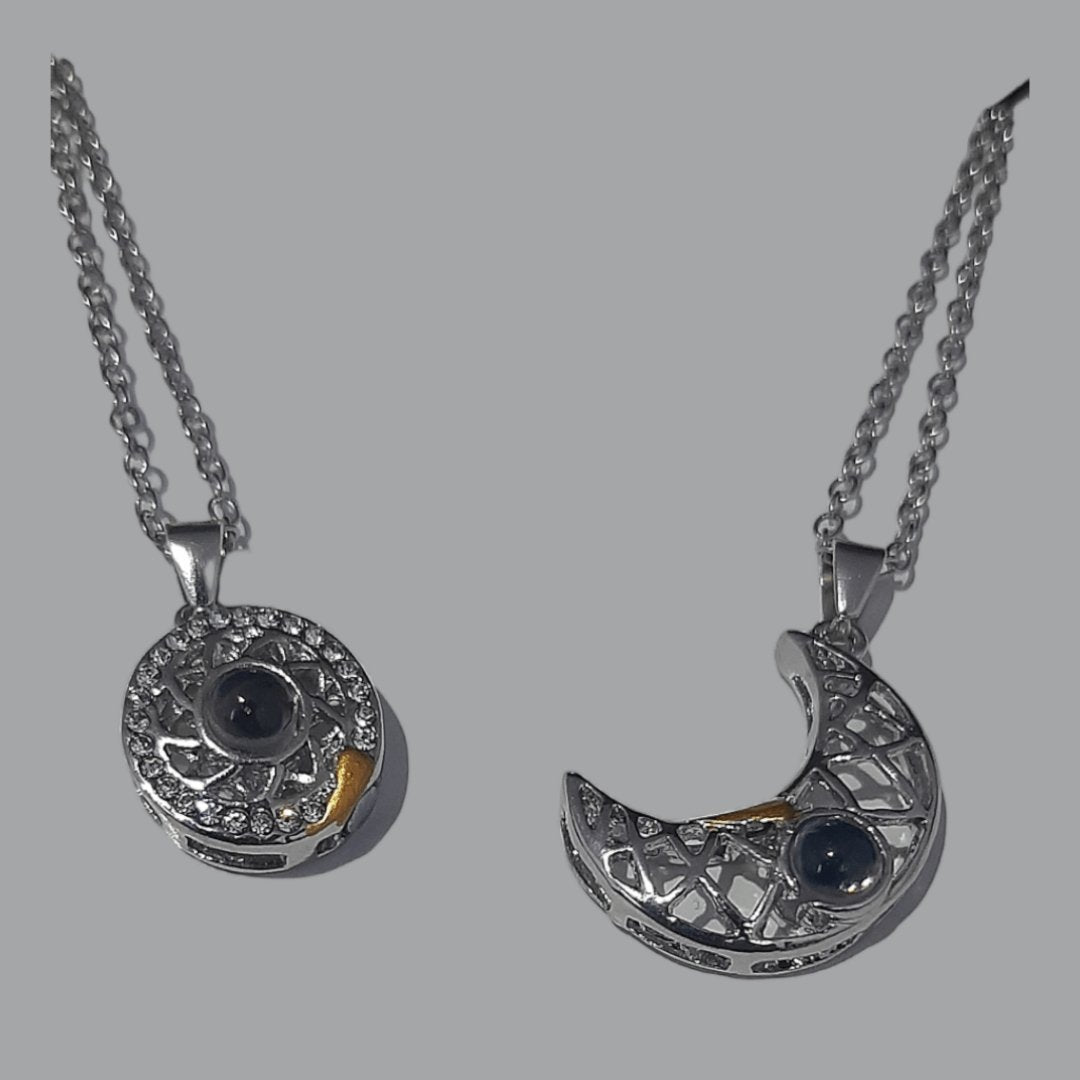 Collar Sol y Luna Proyección 100 Idiomas Plateado 2 - Diversa Colección